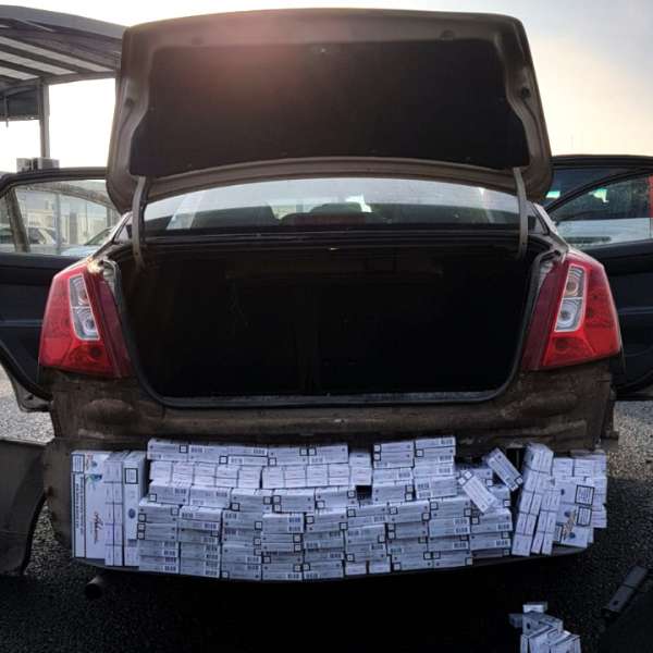 Ţigări ascunse într-un autoturism, confiscate în P.T.F. Nădlac