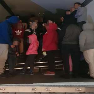 53 de cetățeni străini depistaţi ascunşi într-un automarfar