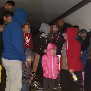 53 de cetățeni străini depistaţi ascunşi într-un automarfar