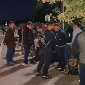 53 de cetățeni străini depistaţi ascunşi într-un automarfar