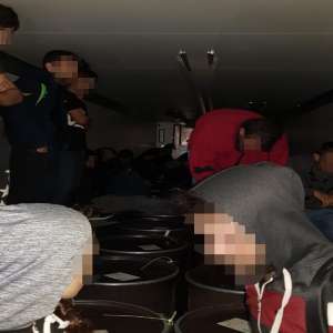 53 de cetățeni străini depistaţi ascunşi într-un automarfar