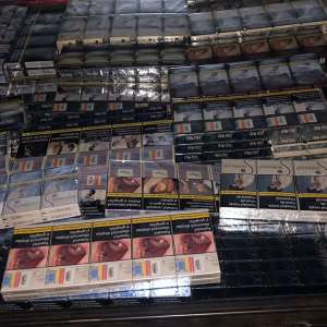 Peste 5.400 de pachete cu ţigări, ascunse în plafonul unei autoutilitare, descoperite în P.T.F. Nădlac II