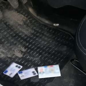 Documente de identitate false descoperite ascunse într-un autoturism, sub preș