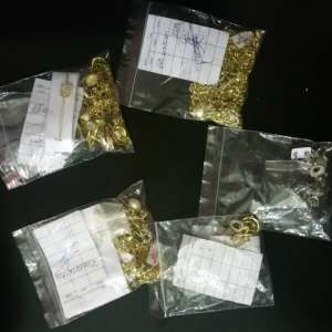 Zeci de bunuri susceptibile a fi contrafăcute și peste 250 grame bijuterii din metal galben și alb fără documente legale, descoperite de polițiștii de frontieră