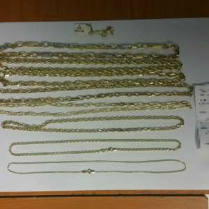 Zeci de bunuri susceptibile a fi contrafăcute și peste 250 grame bijuterii din metal galben și alb fără documente legale, descoperite de polițiștii de frontieră