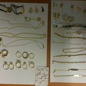 Zeci de bunuri susceptibile a fi contrafăcute și peste 250 grame bijuterii din metal galben și alb fără documente legale, descoperite de polițiștii de frontieră