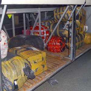 Aproximativ 1.400 de bunuri susceptibile a fi contrafăcute, descoperite la P.T.F. Giurgiu