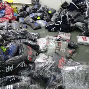 Aproximativ 1.400 de bunuri susceptibile a fi contrafăcute, descoperite la P.T.F. Giurgiu