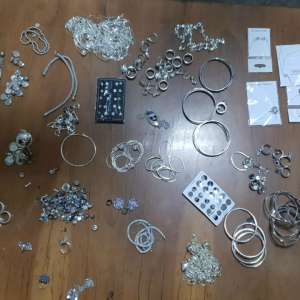 Peste 1.000 grame bijuterii din metal alb, fără documente legale, confiscate de polițiștii de frontieră în P.T.F. Vama Veche