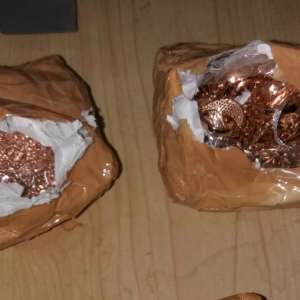 Aproximativ 450 grame bijuterii din metal galben, fără documente legale, confiscate de polițiștii de frontieră în P.T.F. Ostrov