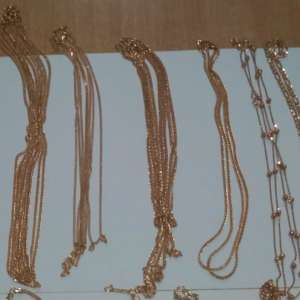 Aproximativ 450 grame bijuterii din metal galben, fără documente legale, confiscate de polițiștii de frontieră în P.T.F. Ostrov
