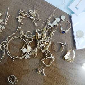 Aproximativ 500 grame de bijuterii din aur descoperite la P.T.F. Giurgiu