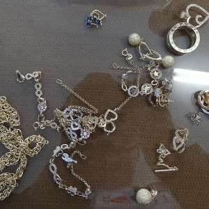 Aproximativ 500 grame de bijuterii din aur descoperite la P.T.F. Giurgiu