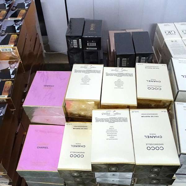 Sute de parfumuri susceptibile a fi contrafăcute, confiscate la P.T.F. Giurgiu