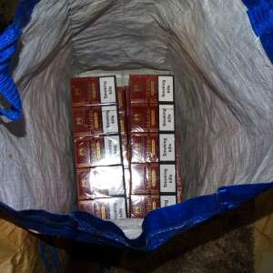 Bani și țigări fără timbru fiscal, confiscate de polițiștii de frontieră olteni