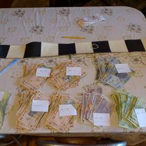 Bani și țigări fără timbru fiscal, confiscate de polițiștii de frontieră olteni