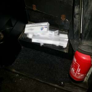 Alcool şi ţigări de contrabandă, descoperite ascunse într-un autocar