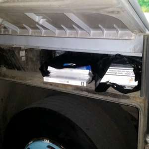 Alcool şi ţigări de contrabandă, descoperite ascunse într-un autocar