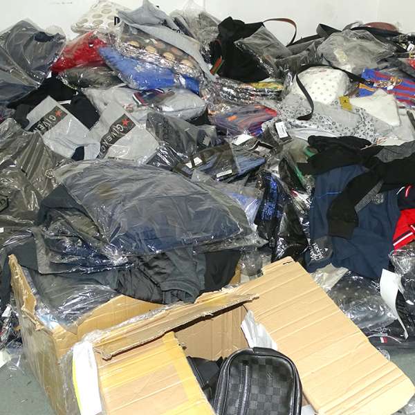 Mii de bunuri susceptibile a fi contrafăcute, confiscate de polițiștii de frontieră din cadrul P.T.F. Giurgiu