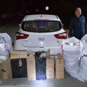 Peste 10.000 de pachete cu țigări de contrabandă, descoperite de polițiștii de frontieră