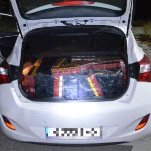 Peste 10.000 de pachete cu țigări de contrabandă, descoperite de polițiștii de frontieră