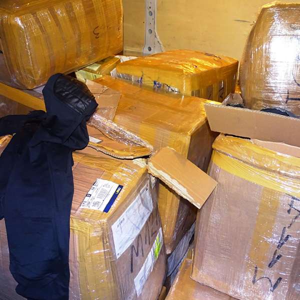 Mii de articole textile, încălţăminte şi parfumuri, susceptibile a fi contrafăcute, confiscate la P.T.F. Giurgiu