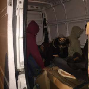15 cetățeni irakieni intenţionau să iasă ilegal din România, ascunși în interiorul unei autoutilitare