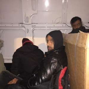 15 cetățeni irakieni intenţionau să iasă ilegal din România, ascunși în interiorul unei autoutilitare