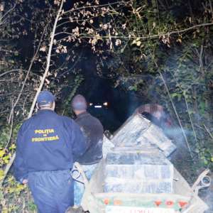 Colete cu țigări de contrabandă transportate cu căruţa, confiscate la frontiera de est