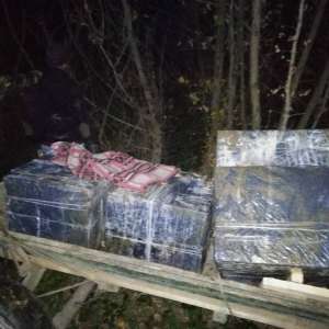 Colete cu țigări de contrabandă transportate cu căruţa, confiscate la frontiera de est