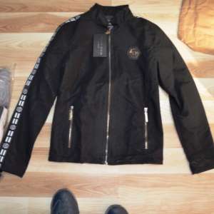 Bunuri susceptibile a fi contrafăcute, confiscate de poliţiştii de frontieră gălăţeni şi brăileni