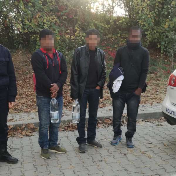 Trei cetățeni din Bangladesh, depistați în timp ce încercau să treacă fraudulos frontiera