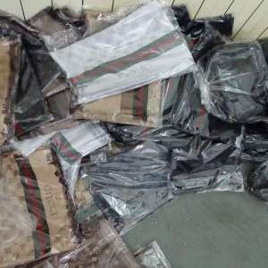 Mii de articole textile, încălţăminte şi parfumuri, susceptibile a fi contrafăcute, confiscate la P.T.F. Giurgiu