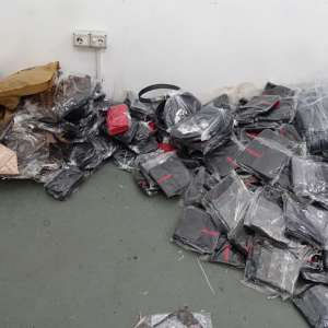 Mii de articole textile, încălţăminte şi parfumuri, susceptibile a fi contrafăcute, confiscate la P.T.F. Giurgiu