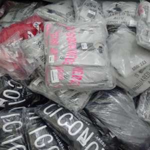 Mii de articole textile, încălţăminte şi parfumuri, susceptibile a fi contrafăcute, confiscate la P.T.F. Giurgiu