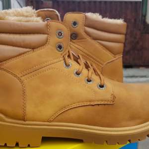 Bunuri contrafăcute, în valoare de peste 2.870.000 lei, confiscate în Portul Constanţa Sud Agigea