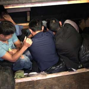 Şapte cetățeni străini, ascunși într-o autoutilitară, depistaţi de poliţiştii de frontieră