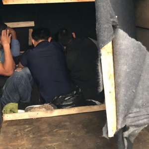 Şapte cetățeni străini, ascunși într-o autoutilitară, depistaţi de poliţiştii de frontieră