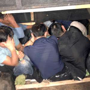 Şapte cetățeni străini, ascunși într-o autoutilitară, depistaţi de poliţiştii de frontieră