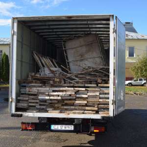 Ţigări de contrabandă ascunse prin “metoda capac” într-o autoutilitară, depistate de poliţiştii de frontieră