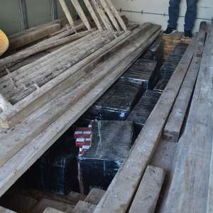 Ţigări de contrabandă ascunse prin “metoda capac” într-o autoutilitară, depistate de poliţiştii de frontieră