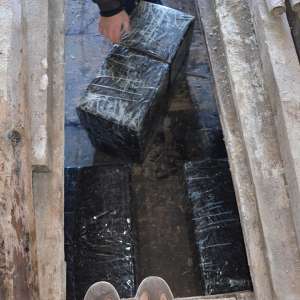 Ţigări de contrabandă ascunse prin “metoda capac” într-o autoutilitară, depistate de poliţiştii de frontieră