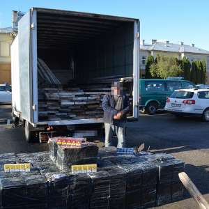 Ţigări de contrabandă ascunse prin “metoda capac” într-o autoutilitară, depistate de poliţiştii de frontieră