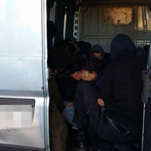 Douăzeci și șapte de cetățeni irakieni și iranieni, descoperiți într-un microbuz la P.T.F. Nădlac