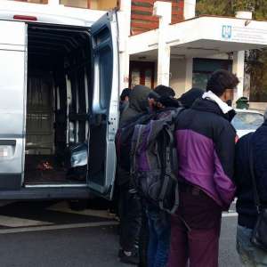 Douăzeci și șapte de cetățeni irakieni și iranieni, descoperiți într-un microbuz la P.T.F. Nădlac