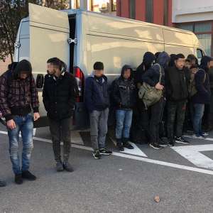 Douăzeci și șapte de cetățeni irakieni și iranieni, descoperiți într-un microbuz la P.T.F. Nădlac