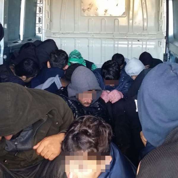 Douăzeci și șapte de cetățeni irakieni și iranieni, descoperiți într-un microbuz la P.T.F. Nădlac