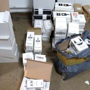 Articole textile, încălţăminte şi parfumuri, susceptibile a fi contrafăcute, confiscate la P.T.F. Giurgiu