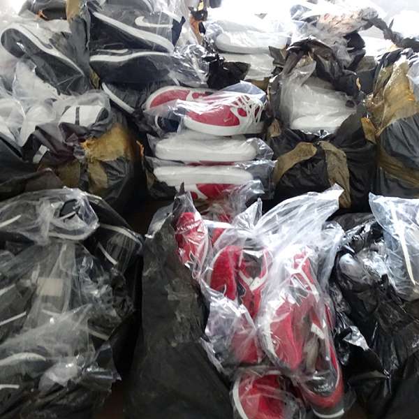 Articole textile, încălţăminte şi parfumuri, susceptibile a fi contrafăcute, confiscate la P.T.F. Giurgiu