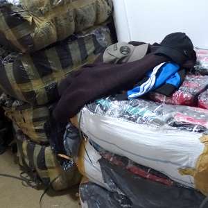 Articole textile, încălţăminte şi parfumuri, susceptibile a fi contrafăcute, confiscate la P.T.F. Giurgiu